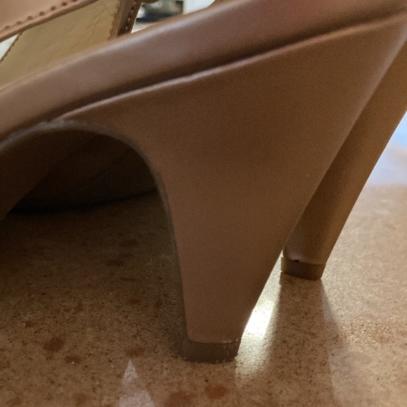 “NATURALIZER “ Gold sling back heels. Perfect for office. Excellent condition. - Picture 13 of 13